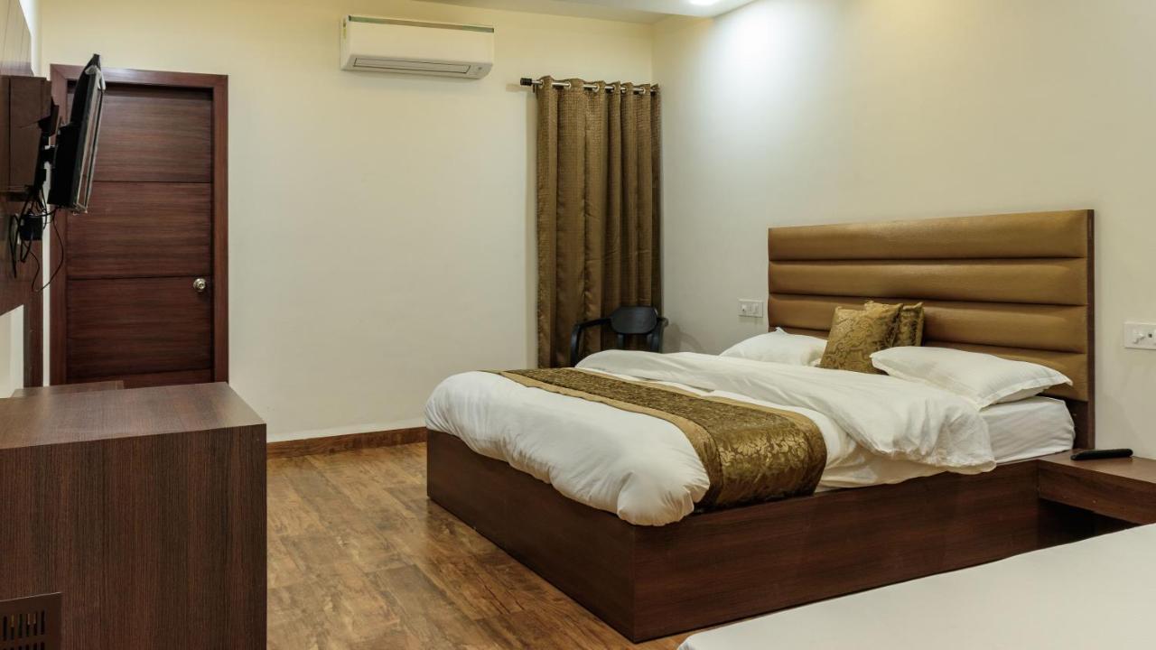 De Manora Homes - Unpretentious Hotel With A Garden , Posh Area Ranjit Avenue Amritsar Rom bilde