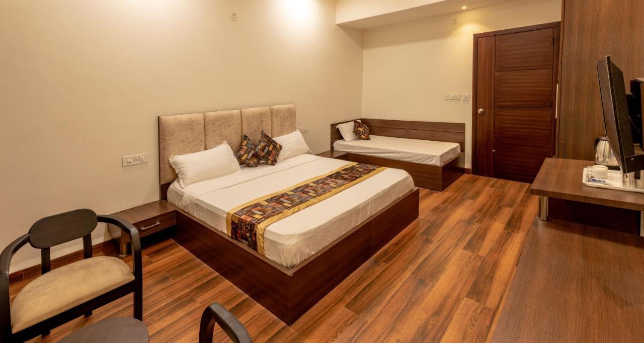 De Manora Homes - Unpretentious Hotel With A Garden , Posh Area Ranjit Avenue Amritsar Rom bilde